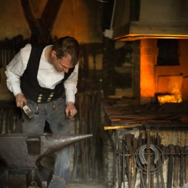 Schmied David Rosenberg bei der Arbeit in der Schmiede aus Weinbach.