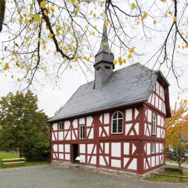 Kirche aus Niederhörlen im Herbst