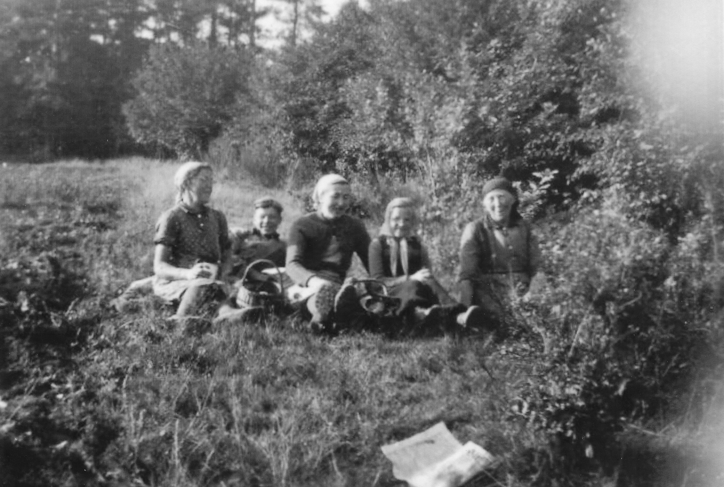 1943, von links nach rechts: Tante Hanna, Michal, Oma Hilda, unbekannt, Tante Lina