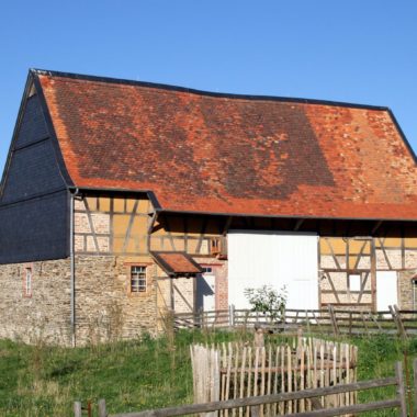 Blick auf die Stallscheune aus Anspach