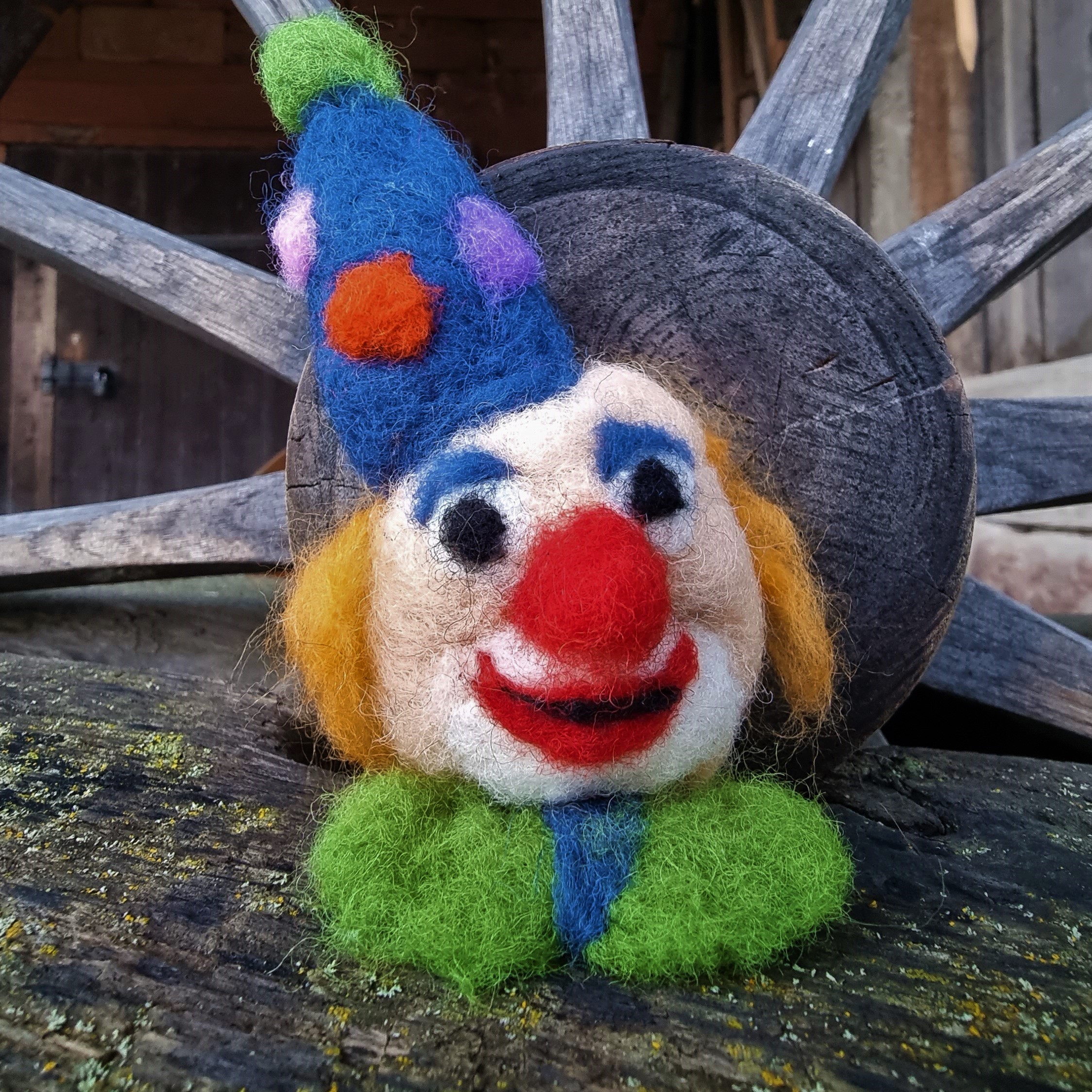 ein gefiltze Clown-Figur