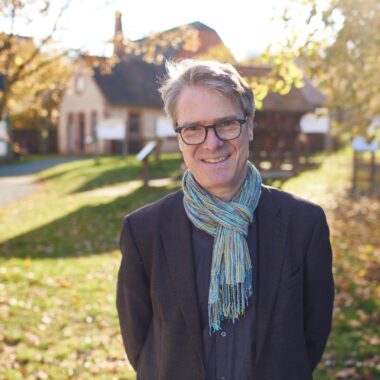 Geschäftsführer Jens Scheller steht vor dem Fachwerkmodell.