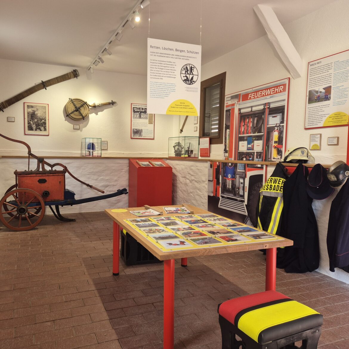 Blick zu Mitmachstation in der Ausstelung 