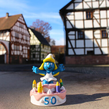 Schlumpffigur mit großer 50 auf dem Marktplatz des Museums