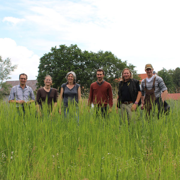 Gruppenbild von sechs Suchenden nach Ackerwildkräutern auf den Feldern des Hessenparks