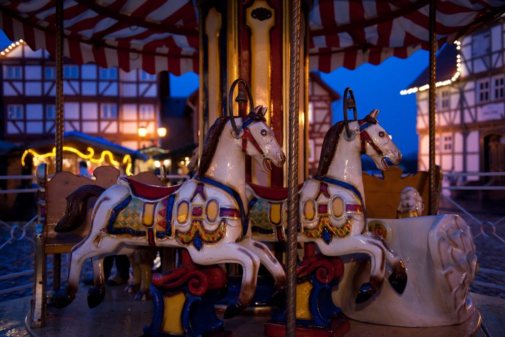 Karussellpferde im Abendlicht auf dem Adventsmarkt