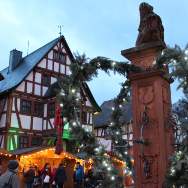 Festlich geschmückter Marktplatzbrunnen auf dem Adventsmarkt