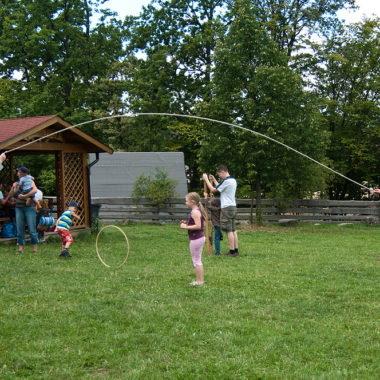 Springseilspringen auf der Spielweise