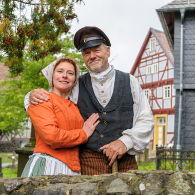 Zwei Schauspieler des Museumstheaters während der Schauspielführung "Arbeit bringt Brot".