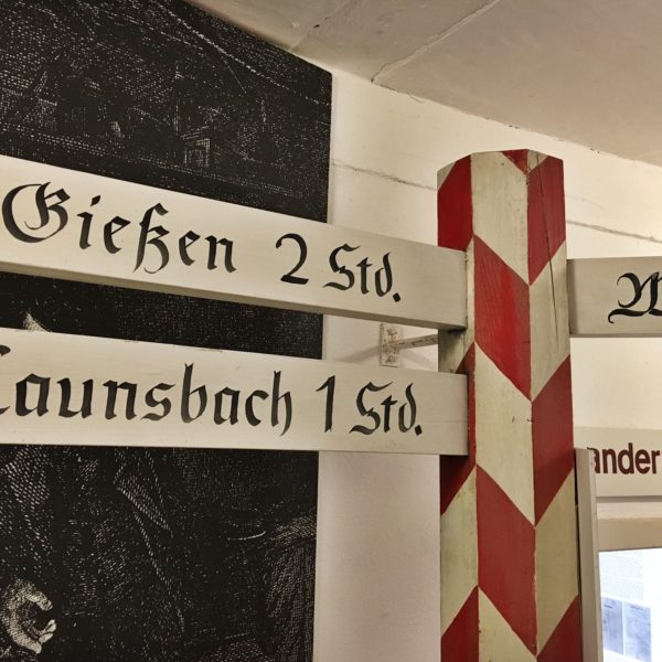 Wegweiser in der Ausstellung 