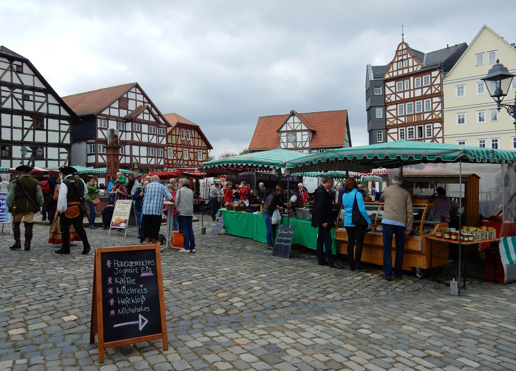 Besucher beim Einkaufen und Flanieren auf dem Bauernmarkt im Hessenpark