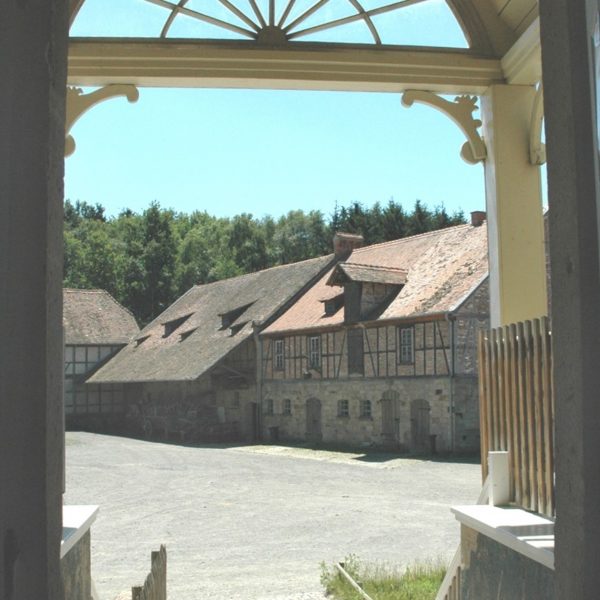 Blick auf die Hofanlage aus dem Gutshaus aus Solms