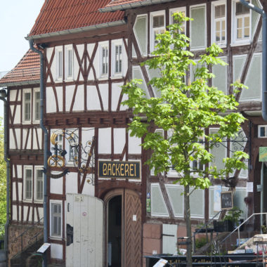 Fachwerkhaus aus Hessisch Lichtenau, in dem die Bäckerei verortet ist.