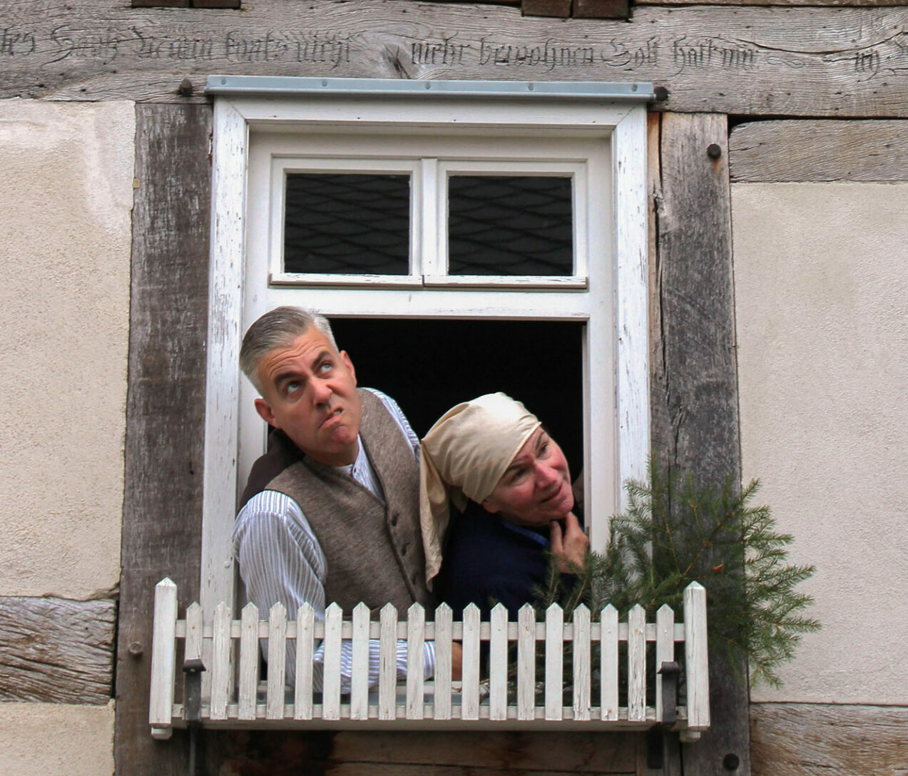 Museumstheater: Carl und Auguste Bleibtreu schauen im Haus aus Eisemroth aus dem Fenster.