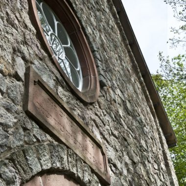 Detailaufnahme der Synagoge aus Groß-Umstadt. Zu sehen ist das runde Fenster über dem Eingang.