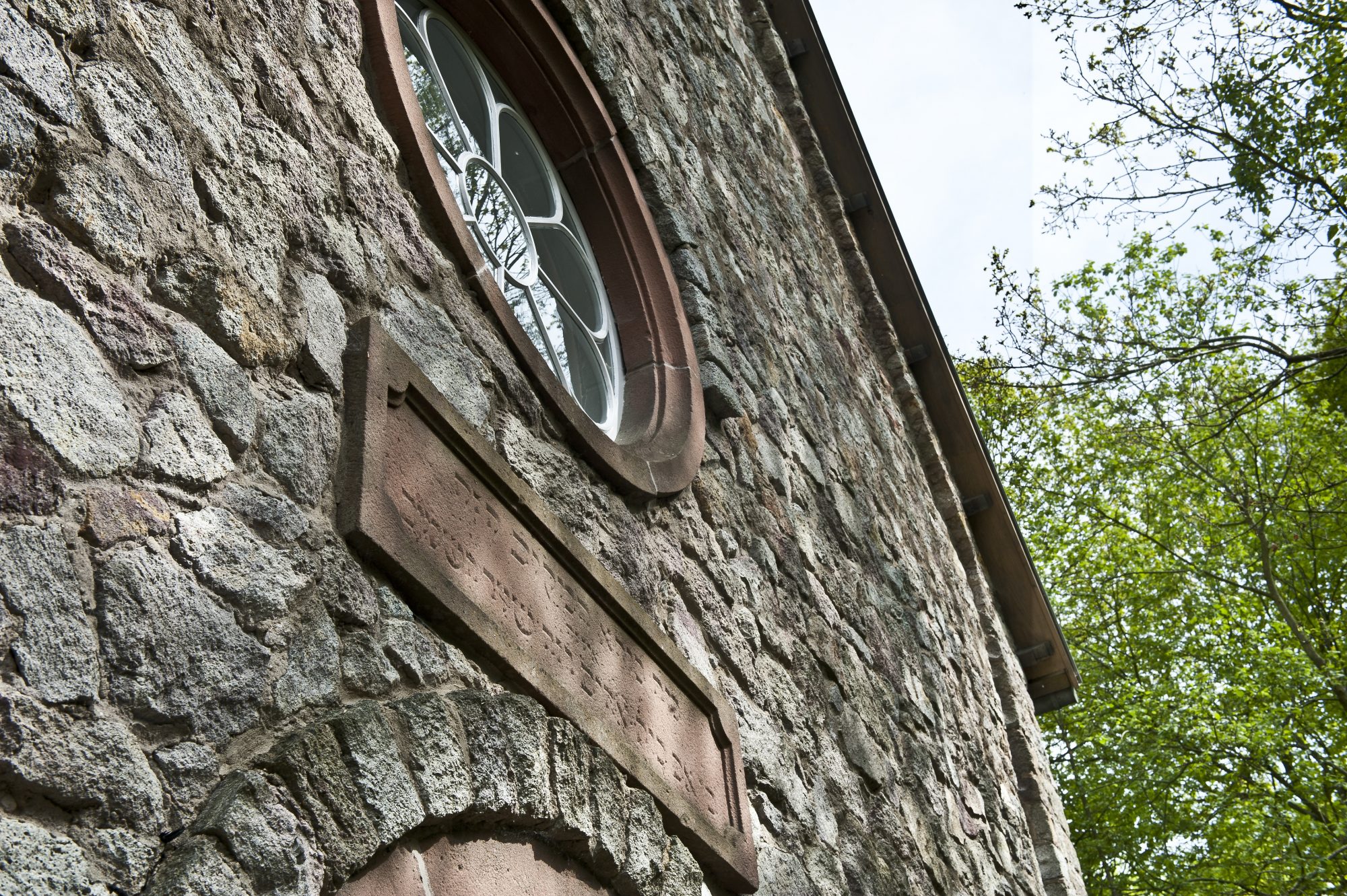 Detailaufnahme der Synagoge aus Groß-Umstadt. Zu sehen ist das runde Fenster über dem Eingang.