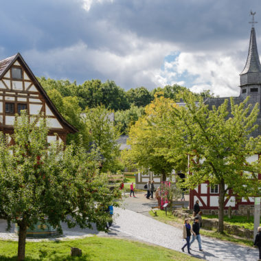 Blick auf den Dorfplatz in der Baugruppe Mittelhessen aus Richtung Nordhessen