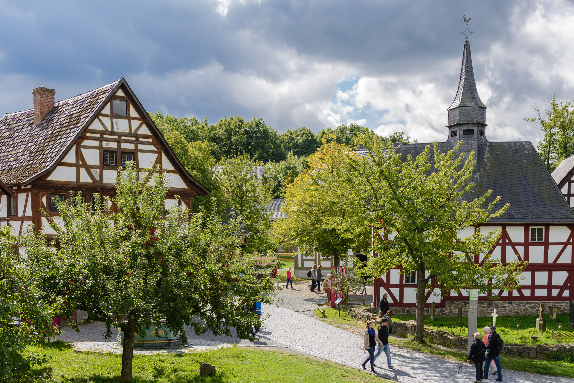 Blick auf den Dorfplatz in der Baugruppe Mittelhessen aus Richtung Nordhessen