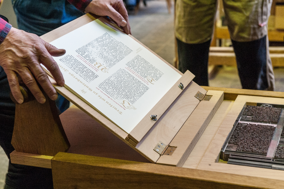 Druck einer Urkunde mit der Gutenbergpresse