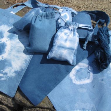 Kleine Taschen und Säckchen nach dem Blaufärben