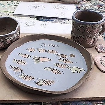 Selbst getöpfertes Essgeschirr aus Ton