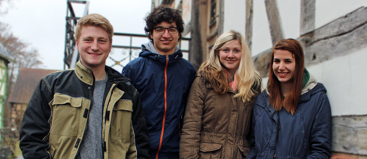 Vier junge Freiwillige, die das Freilichtmuseum Hessenpark zwölf Monate unterstützt haben.