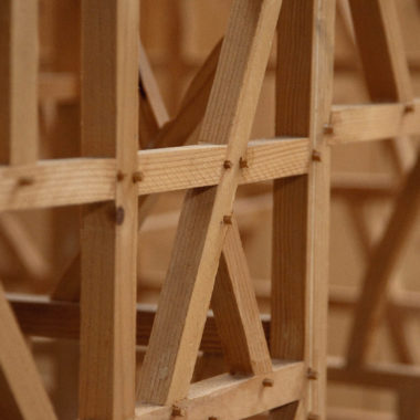 Detailaufnahem eines Fachwerkgerüstes aus Holz