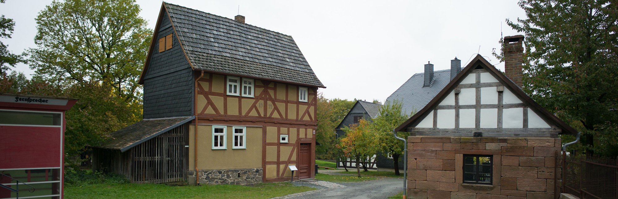 Außenansicht Haus aus Fellingshausen mit kleinem Schuppen