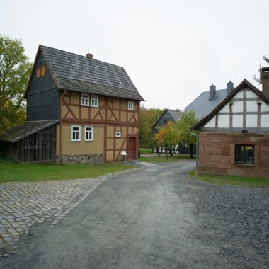 Blick auf das Haus aus Fellingshausen und die Werkstatt aus Münchhausen