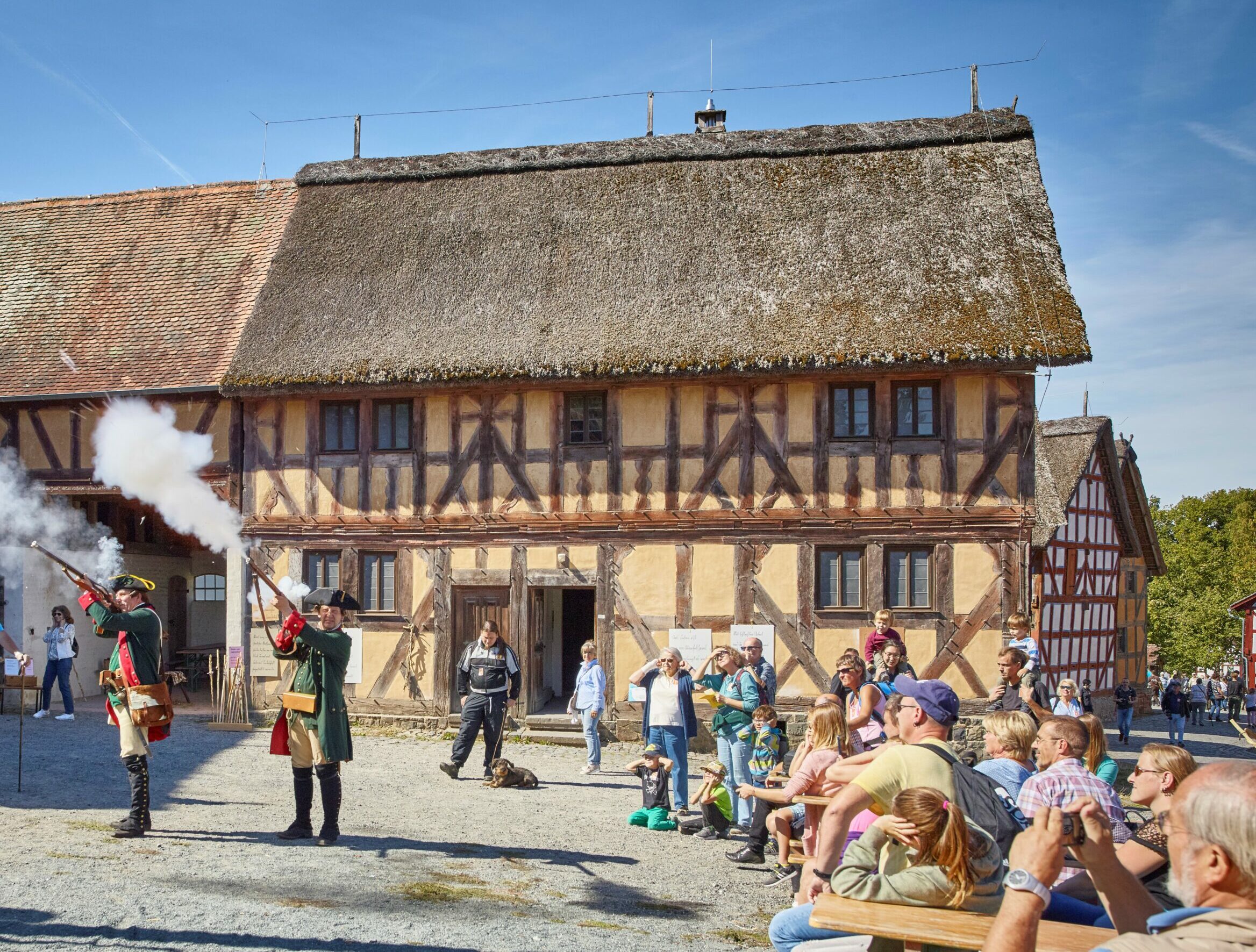 Historisches Forstjägerlager im Hessenpark. Mehere Forstbeante und Zuschauer*innen