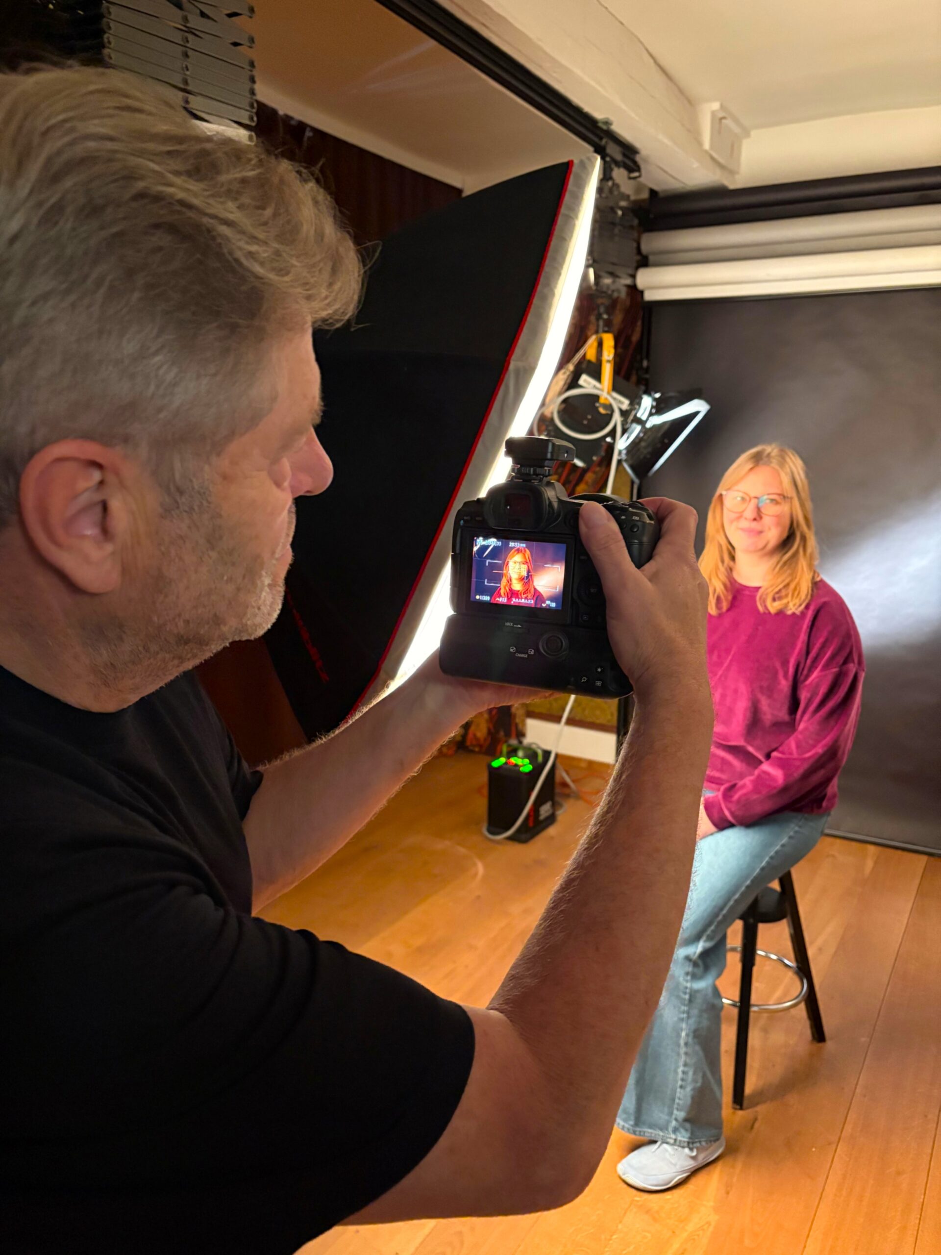 Frau wird fotografiert