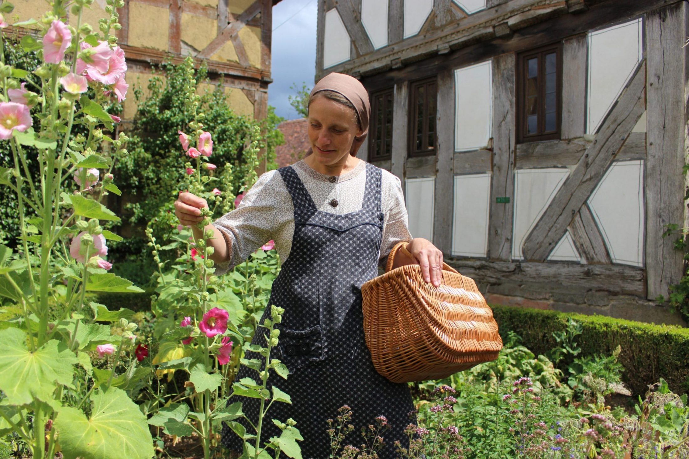 Frieda Sommer im Bauerngarten