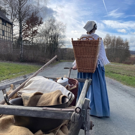 Fünf Frauen_Team Hessenpark-1 Frau mit Leiterwagen