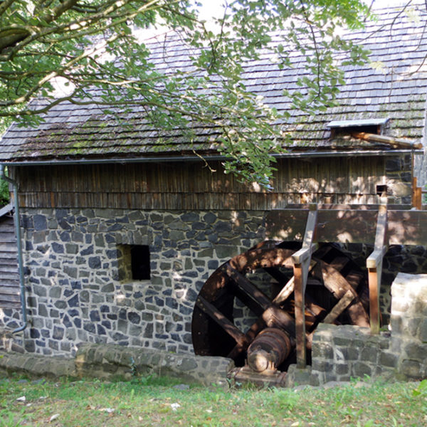 Mühlrad an der Gebäuderückseite des Hammerwerks