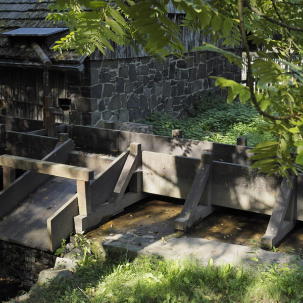 Wasserrinne des Mühlrads auf der Rückseite des Hammwerks