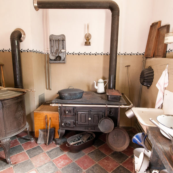 Küche im Haus aus Fellingshausen mit Holzofen und Spülbecken