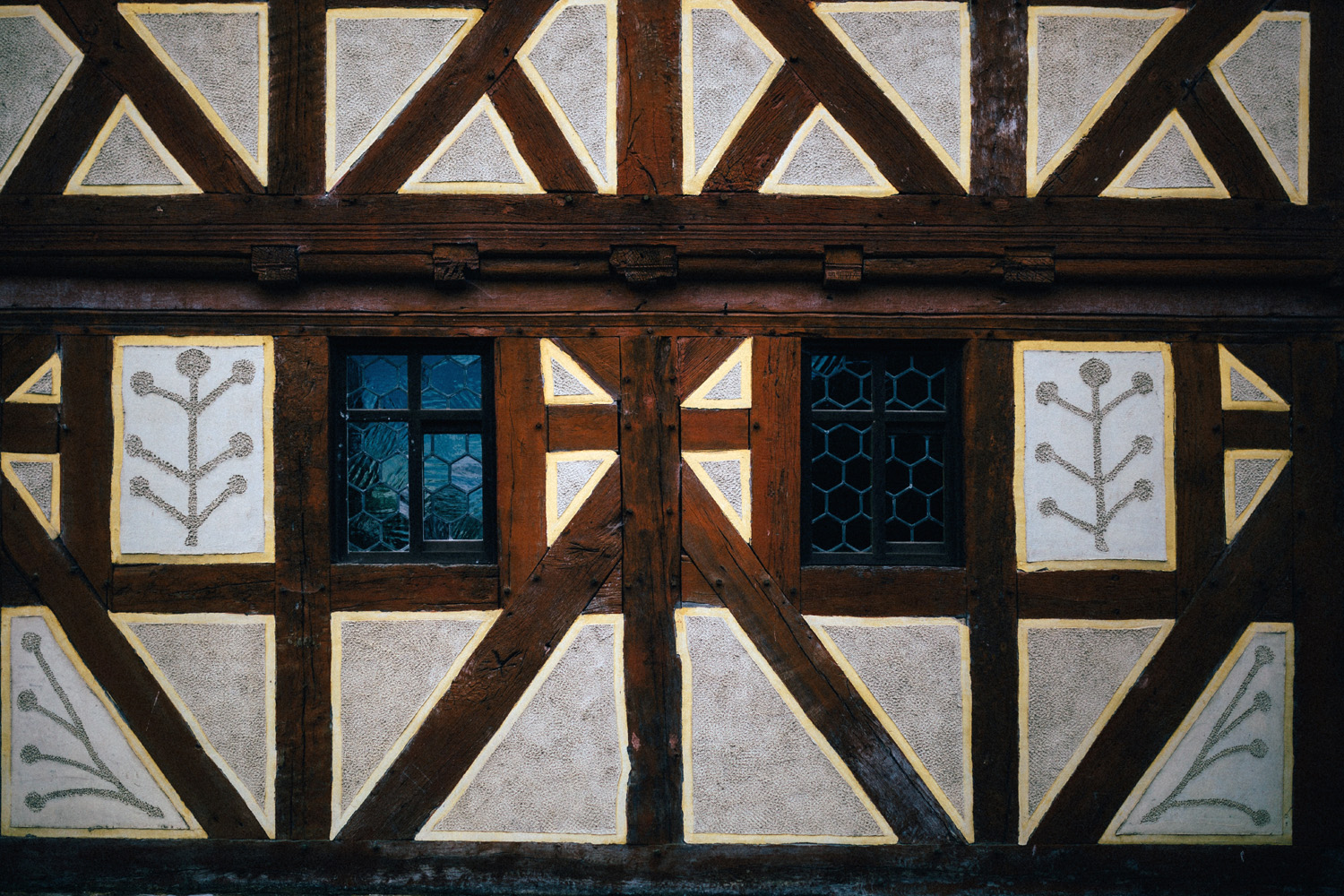 Außenwand mit zwei Fenstern des Hauses aus Frankenbachn