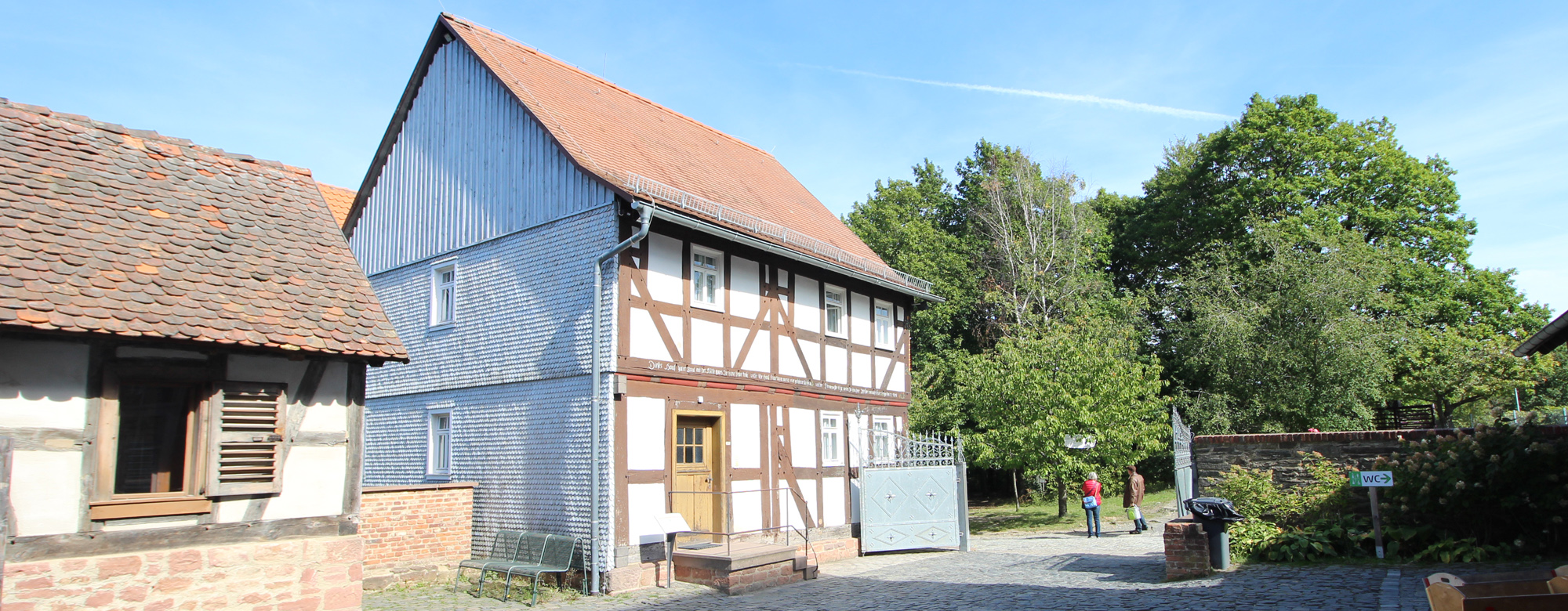 Fachwerkhaus aus Maar, direkt neben dem Feuerwehrhaus