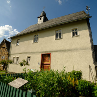 Haus aus Münchhausen - Standesamt mit zwei Rosenstöcken vor dem Eingang