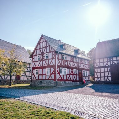 Blick auf Haus Heck aus Friedensdorf in der Baugruppe Mittelhessen.