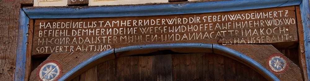 Kunstvoller Türstock mit Inschrift am Haus aus Ostheim