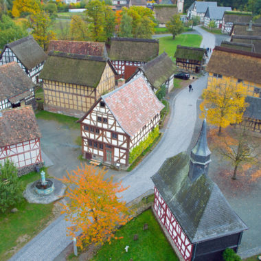 Blick auf die herbstliche Baugruppe Mittelhessen von oben