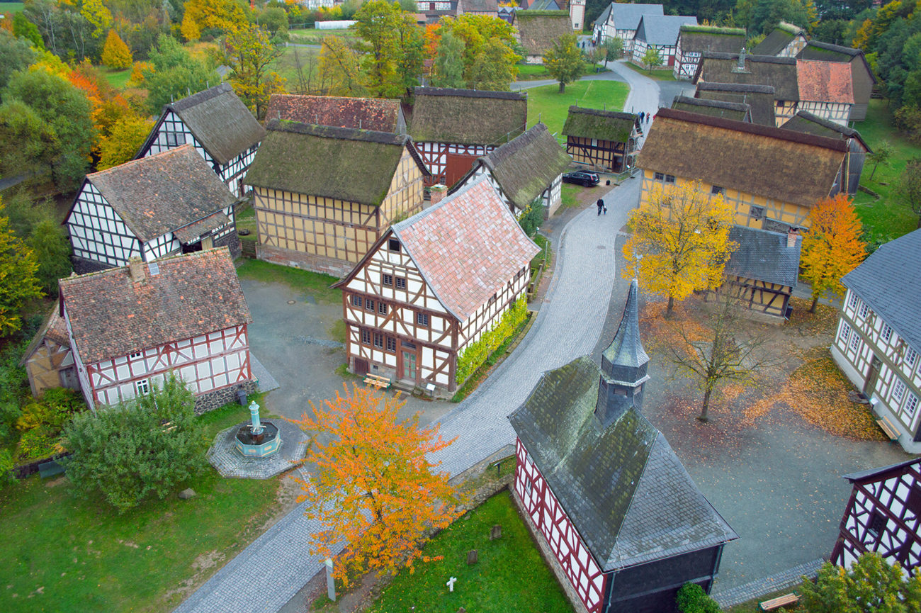 Blick auf die herbstliche Baugruppe Mittelhessen von oben