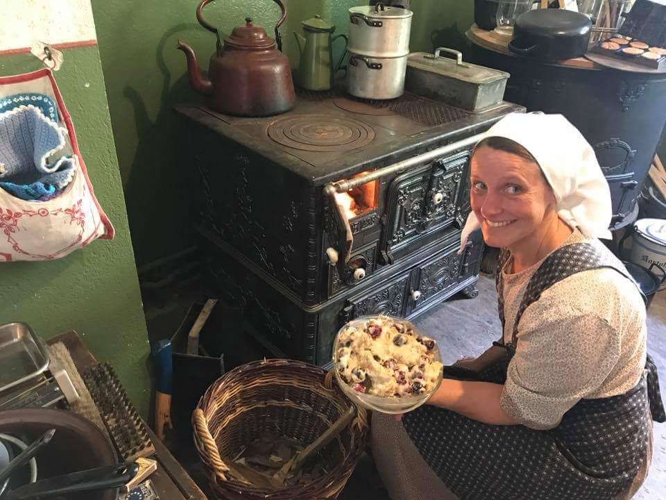 Historisches Hausfrau mit süßem Auflauf