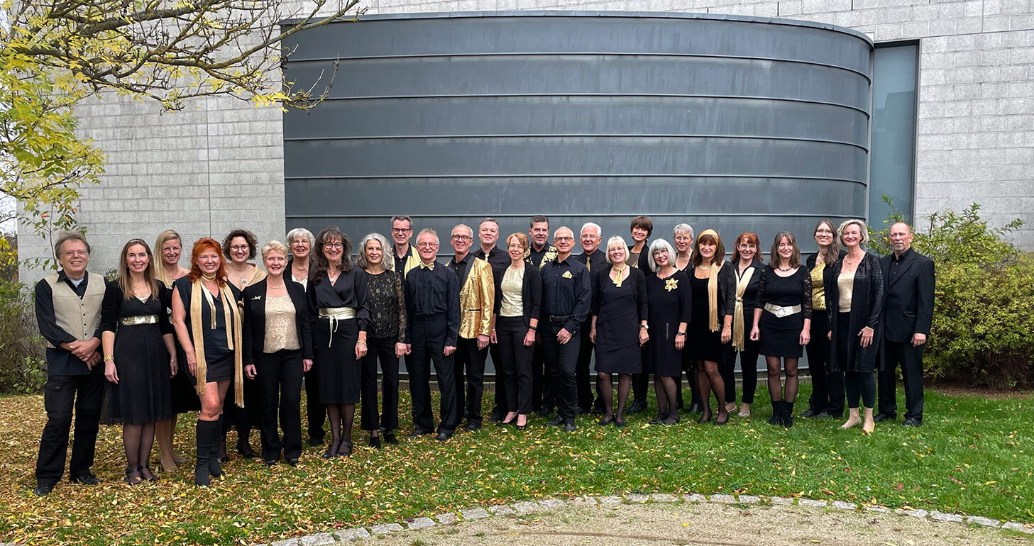 Auf dem Foto ist der Chor "Voices unlimited" aus Neu-Anspach zu sehen, der im Dezember2023 im Hessenpark aufgetreten ist.