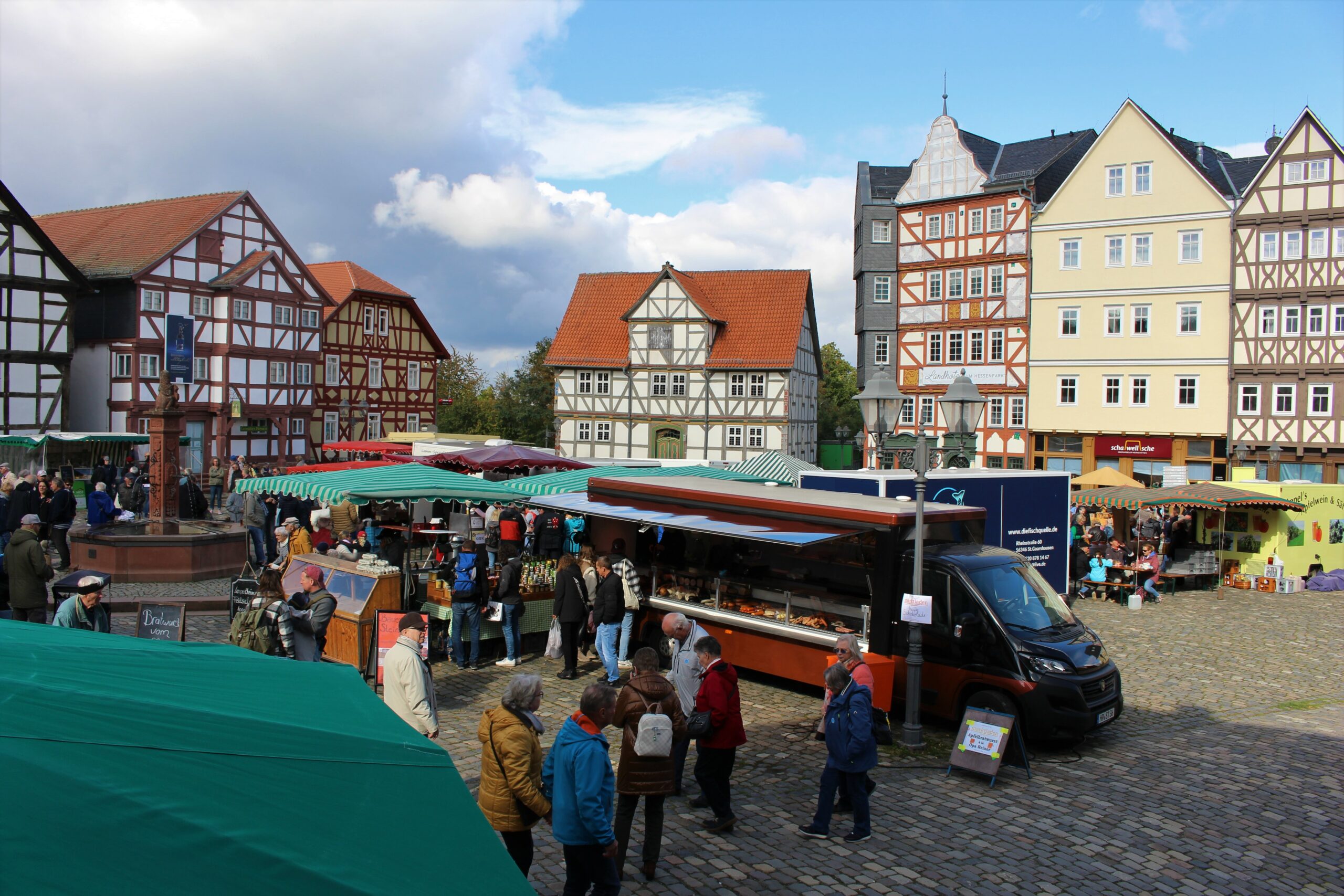 Bauernmarkt im Hessenpark, Stände auf dem Marktplatz
