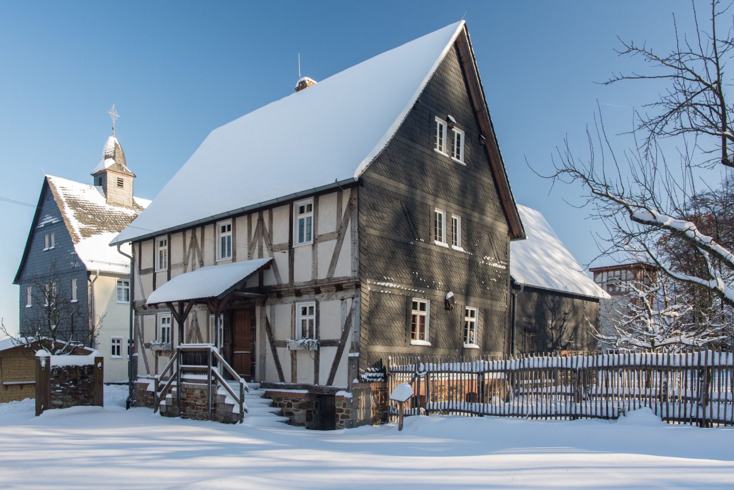 Das Haus aus Eisemroth im Schnee