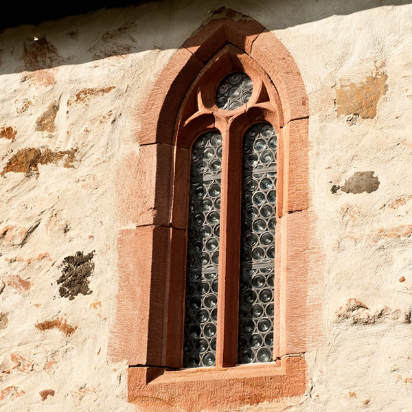 Kirchenfenster der Steinkapelle ais Lollar