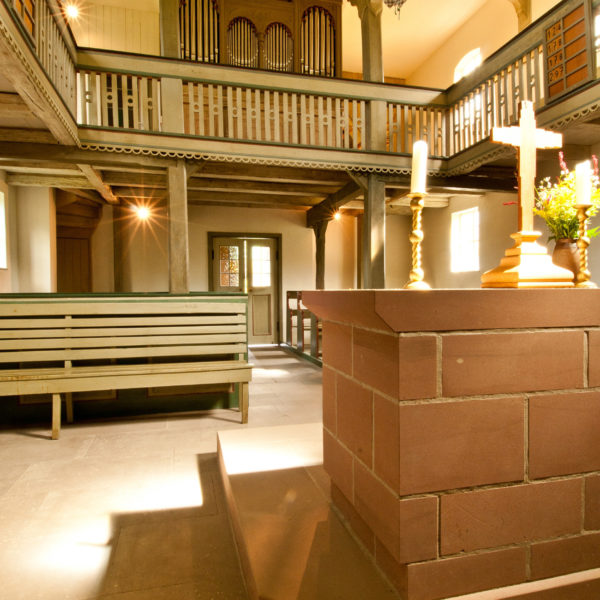 Blick auf die Empore in der Kirche aus Ederbringhausen