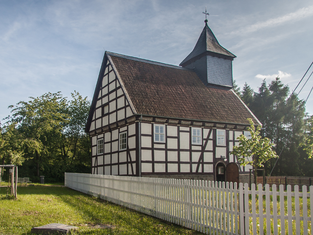 Kirche aus Kohlgrund im Sommer